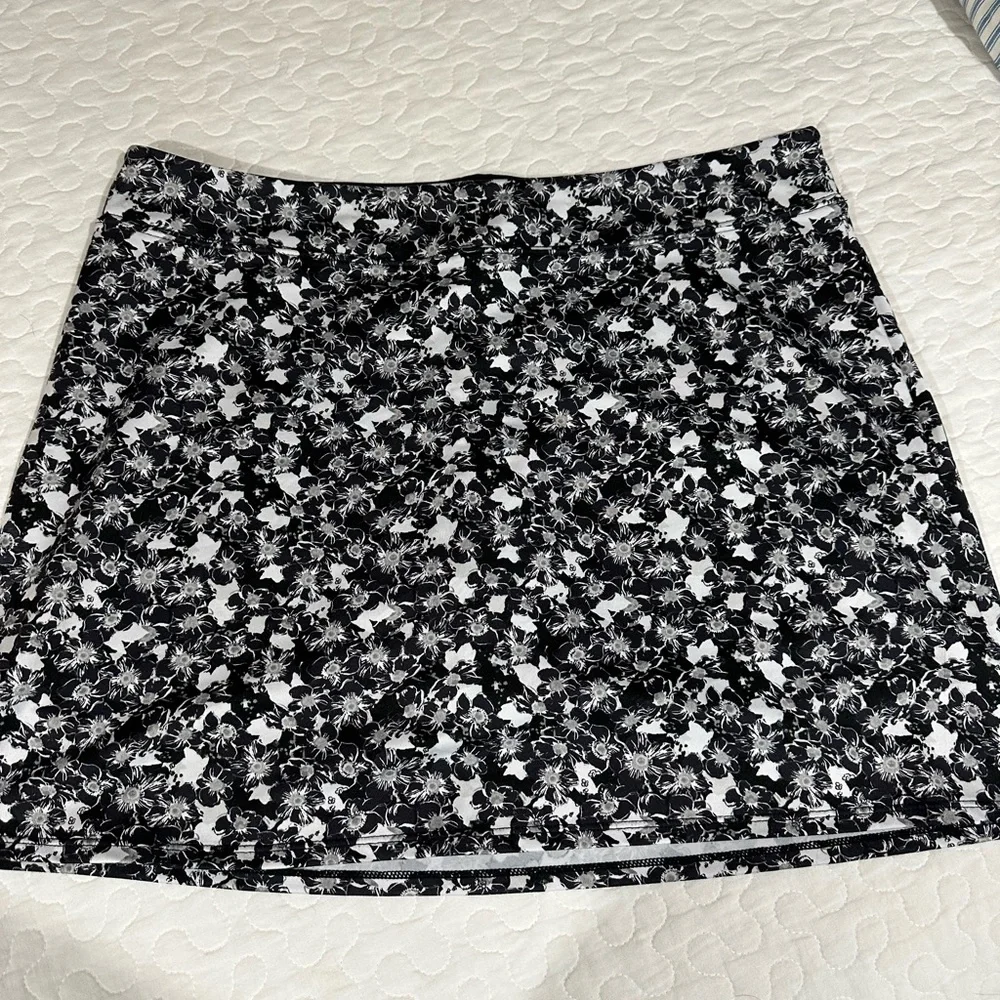 Two skorts large - Picture 2 of 7